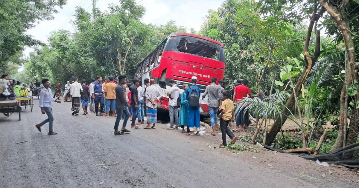 বাসচাপায় শিক্ষক নিহত, শিক্ষার্থীদের সড়ক অবরোধ