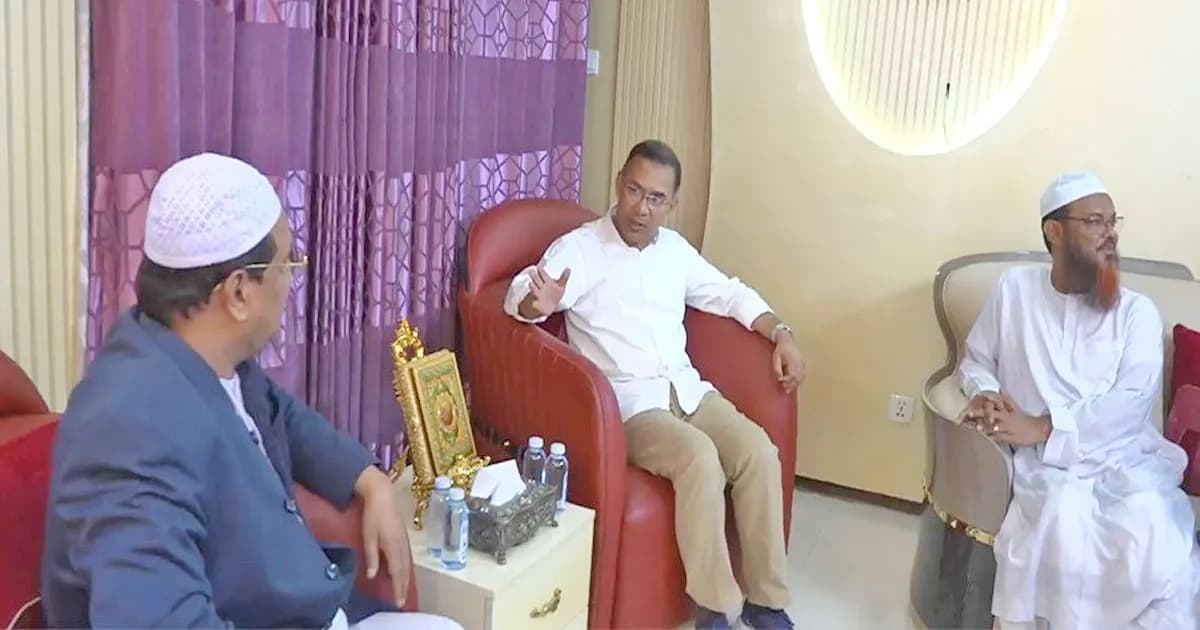 চরমোনাই পীরের বাসায় তারেক রহমান