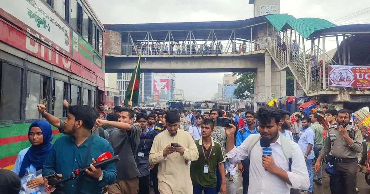 তিন দফা দাবিতে উত্তরা থেকে সচিবালয়ের পথে শিক্ষার্থীদের লংমার্চ