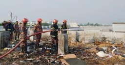 রাবির অ্যাকাডেমিক ভবনের ছাদে আগুন, নিয়ন্ত্রণে ফায়ার সার্ভিসের ২ ইউনিট