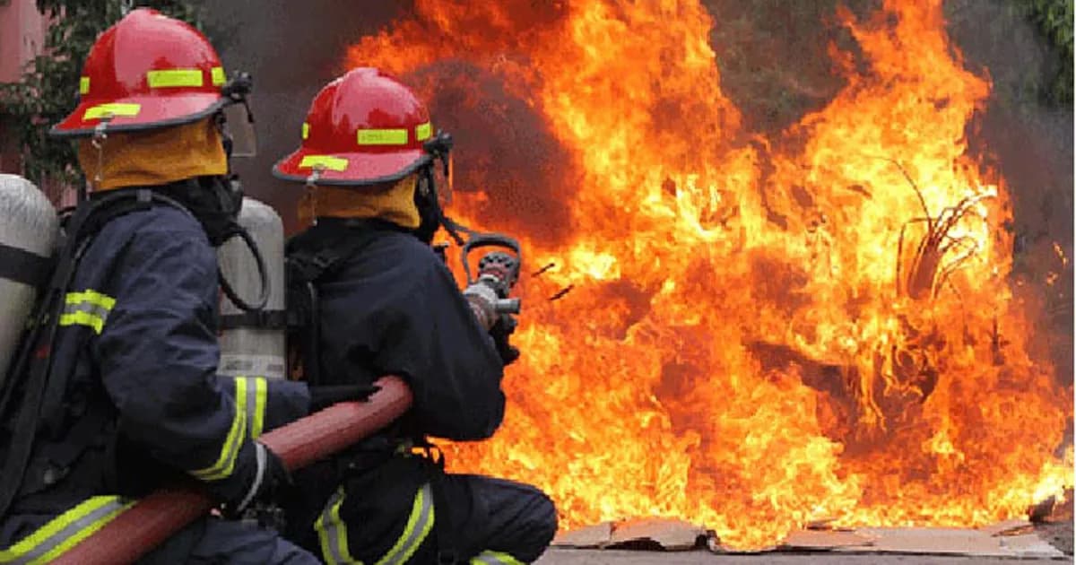 কেরাণীগঞ্জে গ্যাসলাইট কারখানায় ভয়াবহ আগুন