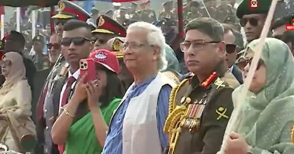 বিজয় দিবসে সশস্ত্র বাহিনীর আয়োজনে অংশ নিলেন প্রধান উপদেষ্টা