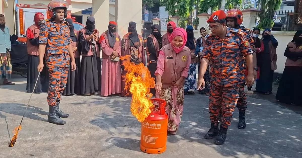 শ্রীনগরে ভিডিপি’র মৌলিক প্রশিক্ষণ উপলক্ষে অগ্নিনির্বাপণ মহড়া