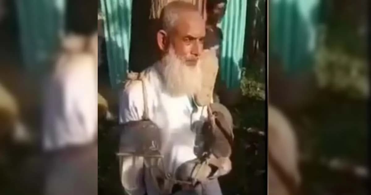 যৌন নিপীড়নের অভিযোগে মুক্তিযোদ্ধাকে জুতার মালা পরিয়ে পুলিশে হস্তান্তর