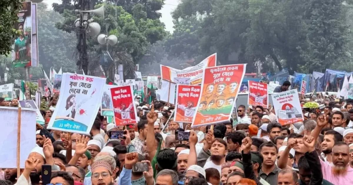 বৃষ্টি উপেক্ষা করে ১১ দলীয় ঐক্যের সমাবেশে নেতাকর্মীদের ঢল