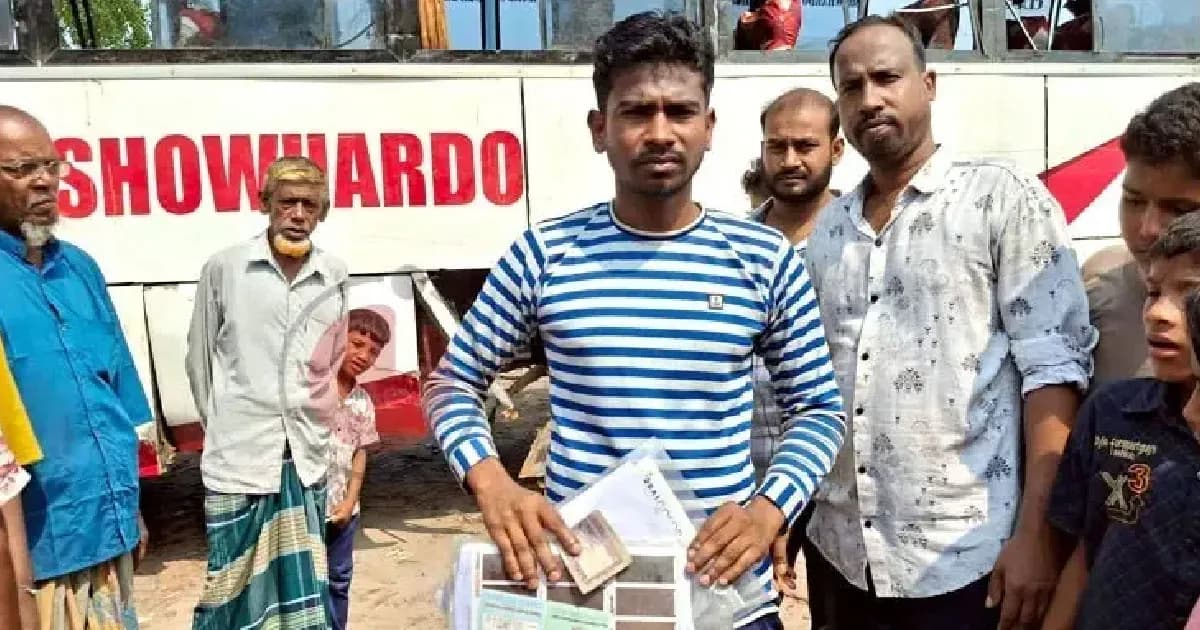 পদ্মায় বাসডুবি : ২ মিনিট আগে নেমে প্রাণে বাঁচলেন কালাম