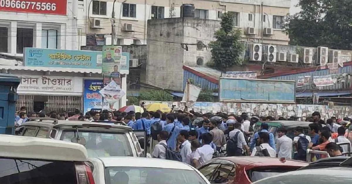 ফার্মগেটে শিক্ষার্থীদের অবরোধে থমকে গেছে যান চলাচল