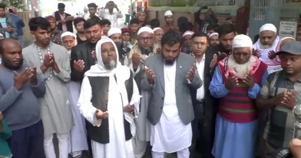 শেখ মুজিবের কবর জিয়ারতের মধ্য দিয়ে প্রচারণা শুরু বিএনপির বিদ্রোহী প্রার্থীর