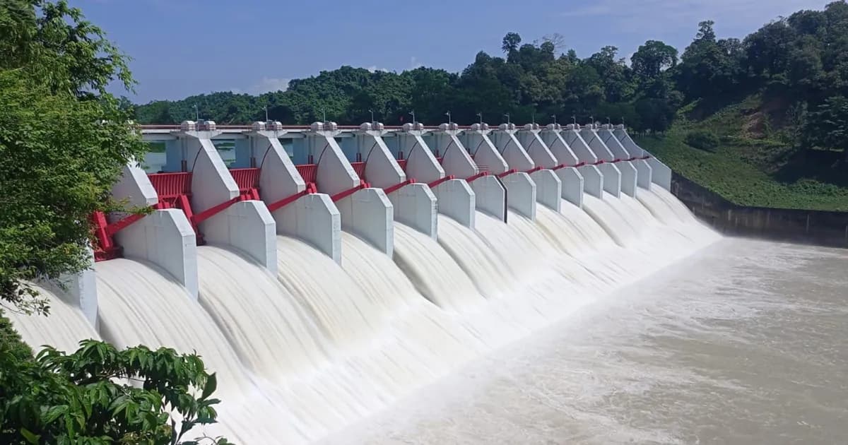 কাপ্তাই হ্রদে পানি বাড়ায় ৩ ফুট খুলে দেওয়া হলো ১৬ গেট