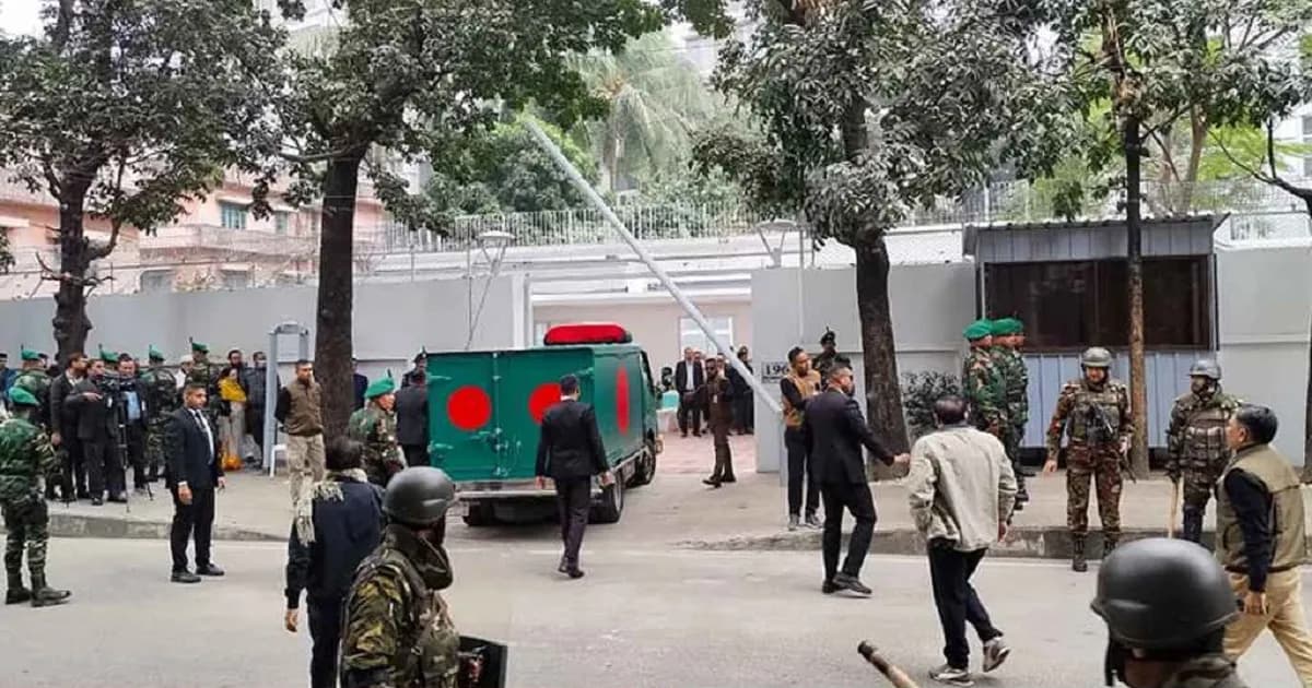 গুলশানে খালেদা জিয়াকে শেষ শ্রদ্ধা জানাচ্ছেন স্বজন ও নেতাকর্মীরা