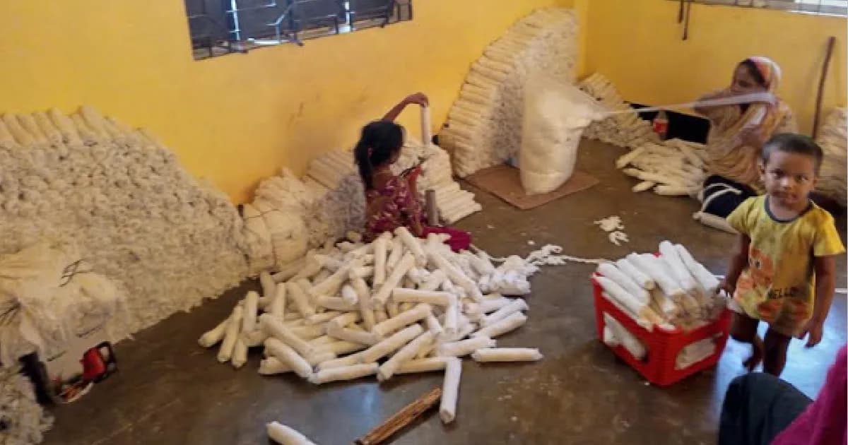 অস্বাস্থ্যকর পাট ও ছেঁড়া কাপড়ে স্যানিটারি ন্যাপকিন তৈরির অভিযোগ