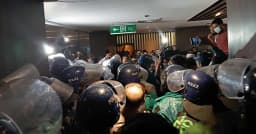 ৬ ঘণ্টা অবরুদ্ধ অর্থ উপদেষ্টা, কঠোর অবস্থানে পুলিশ