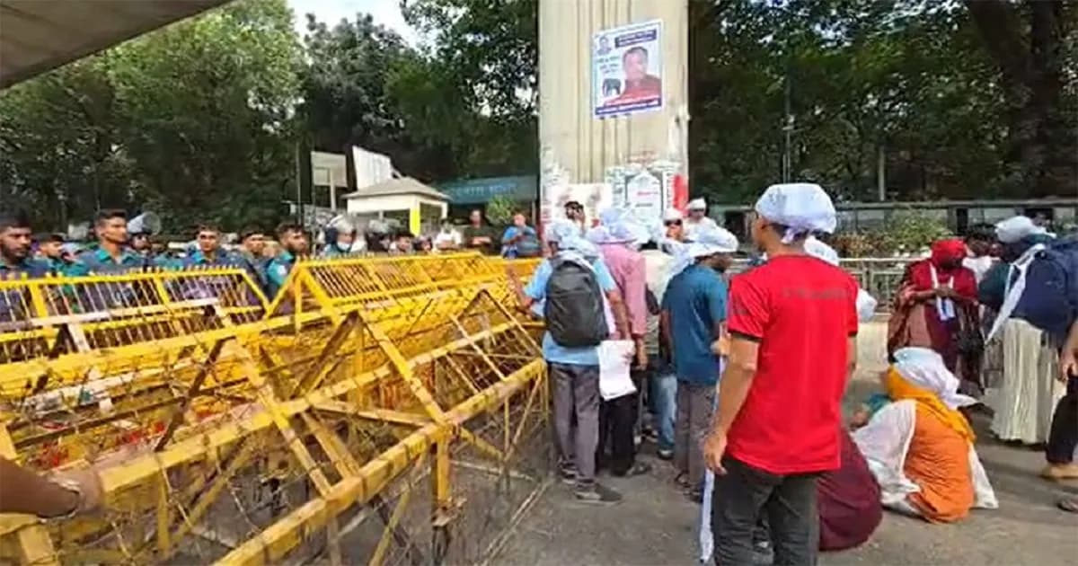 প্রতিবন্ধী গ্র্যাজুয়েটদের যমুনা অভিমুখী পদযাত্রা আটকাল পুলিশ