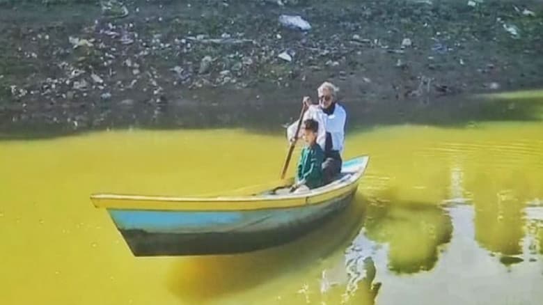 নাতিকে নিয়ে বৈঠা হাতে নৌকা চালালেন পরিকল্পনামন্ত্রী