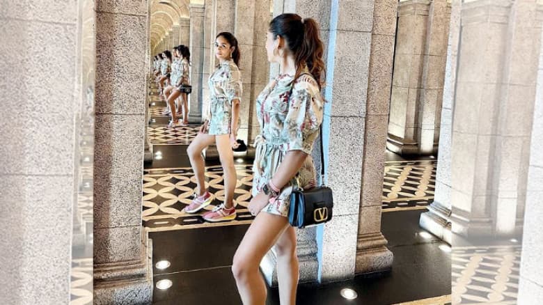 স্ত্রীকে দেখে নিজেকে সামলাতে পারলেন না শাহিদ