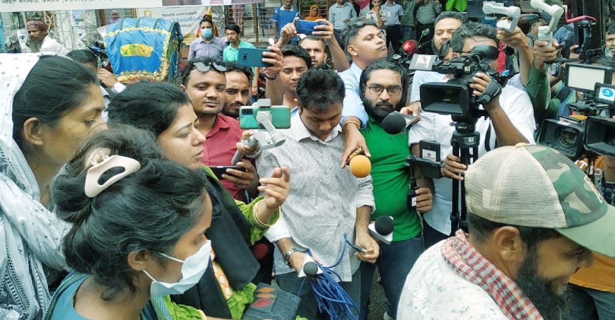 অনশন থেকে সরে এলো বহিষ্কৃত ইডেন ছাত্রলীগের নেত্রীরা