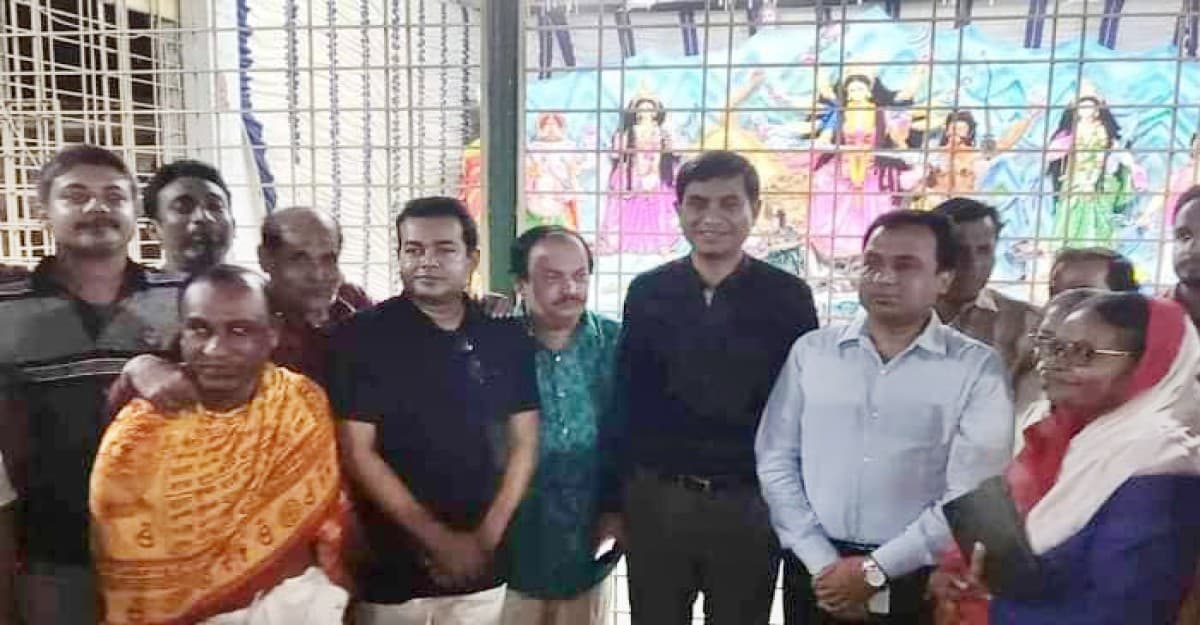 লালপুরে পূজা মন্ডপ পরিদর্শনে এমপি বকুল