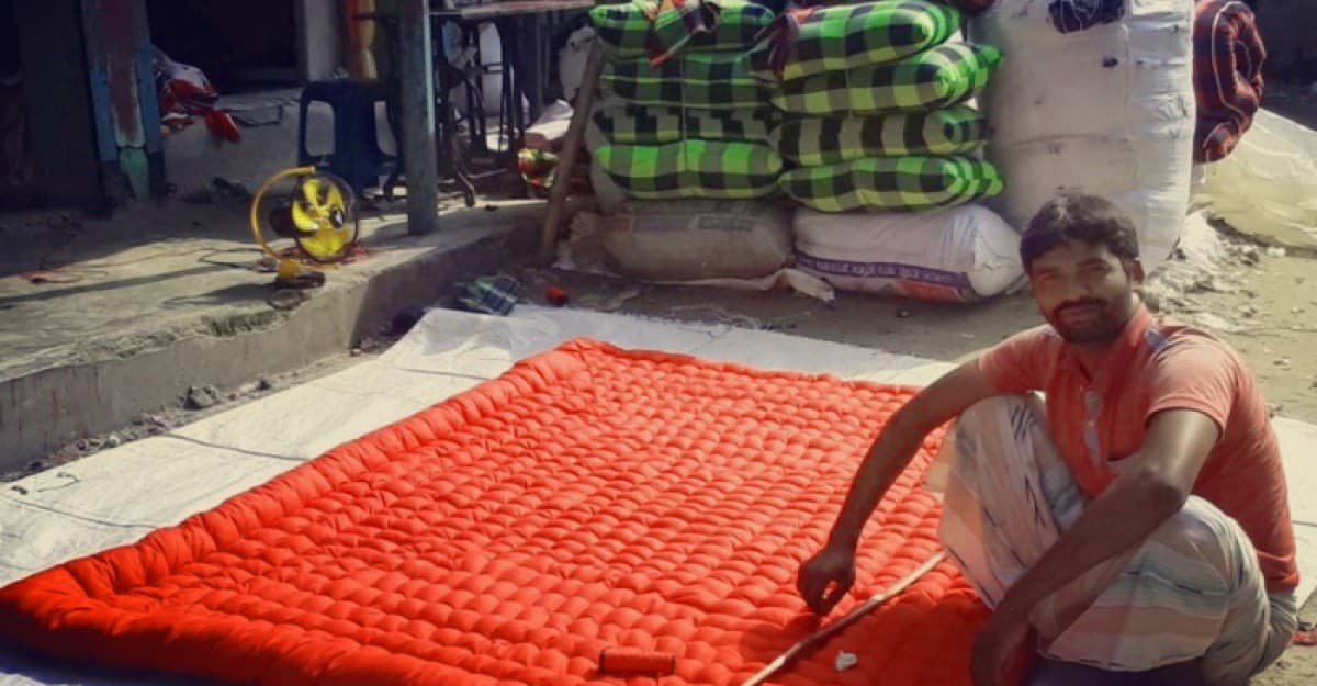 লেপ-তোষক তৈরীতে ব্যস্ত কারিগররা