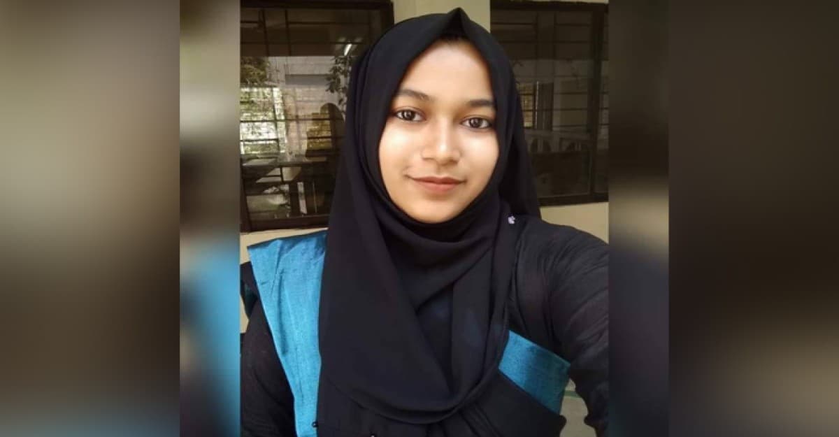 ছাত্রলীগ কর্মীকে থাপ্পড় দিলেন ছাত্রলীগ নেত্রী