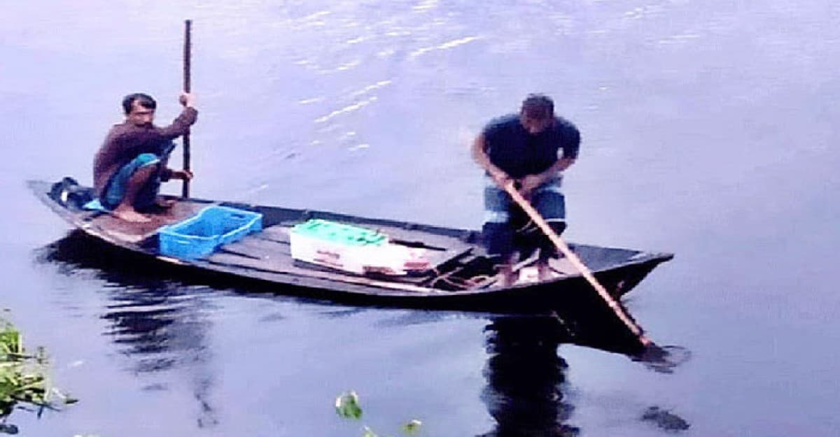 যমুনা নদীতে ইলেকট্রিক শক মেশিন দিয়ে মাছ শিকার
