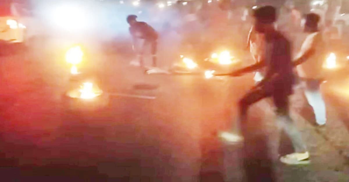 বিএনপি নেতা কর্মীদের দফায় দফায় ককটেল বিস্ফোরণ, সড়কে অগ্নিসংযোগ