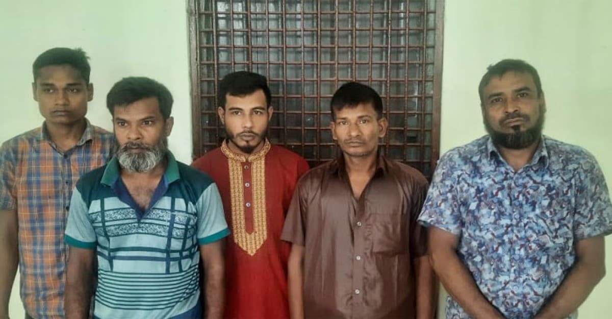 পাবনা জেলা পুলিশের অভিযানে ডাকাত দলের ১৩ সদস্য গ্রেফতার