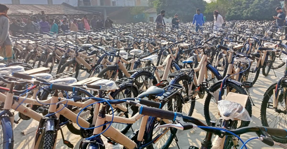 টানা ৪০দিন জামাতে নামাজ আদায়, উপহার পেল ২০৮শিক্ষার্থী