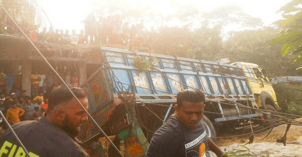 ট্রাকচাপায় প্রাণ গেল ২ জনের