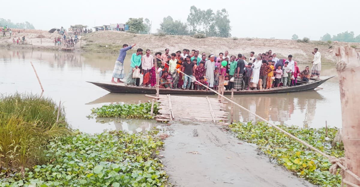সেতুর অভাবে লক্ষাধিক মানুষের চরম ভোগান্তি