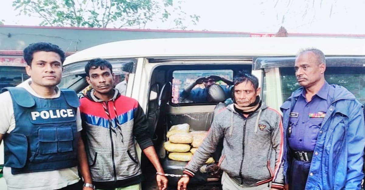 গাঁজা-মাইক্রোবাসসহ মাদক ব্যবসায়ী গ্রেফতার
