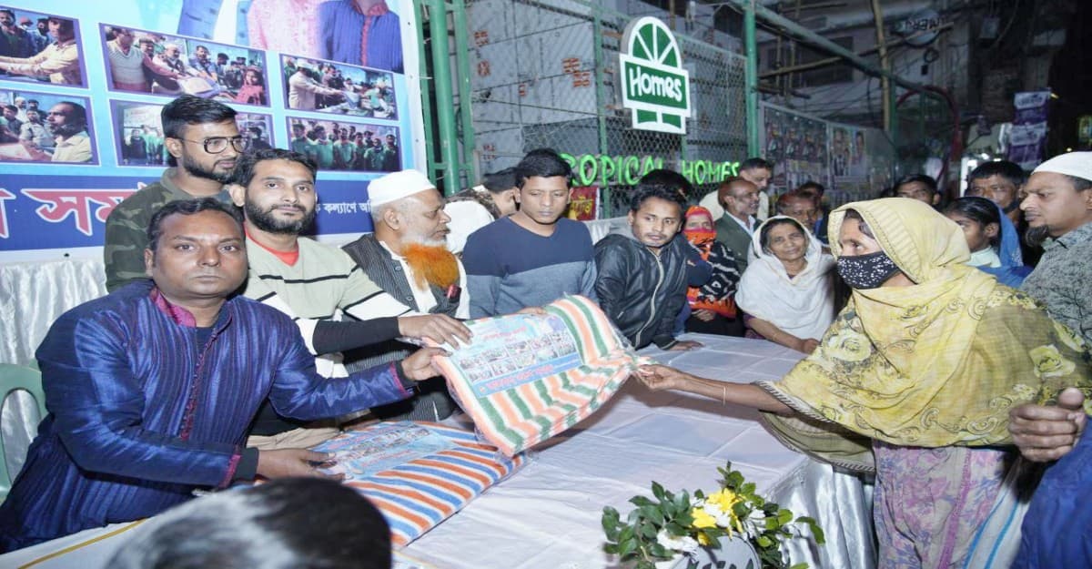 লালবাগ তরুণ সমাজের শীতবস্ত্র বিতরণ