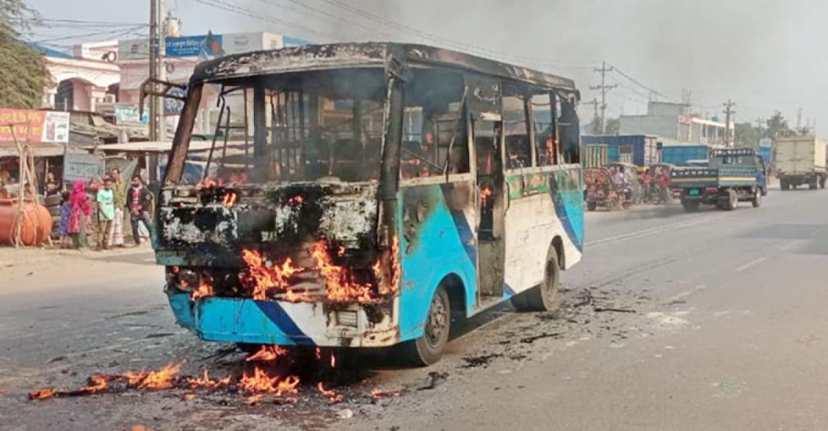 গাজীপুরে সিএনজির সঙ্গে সংঘর্ষ, বাসে আগুন
