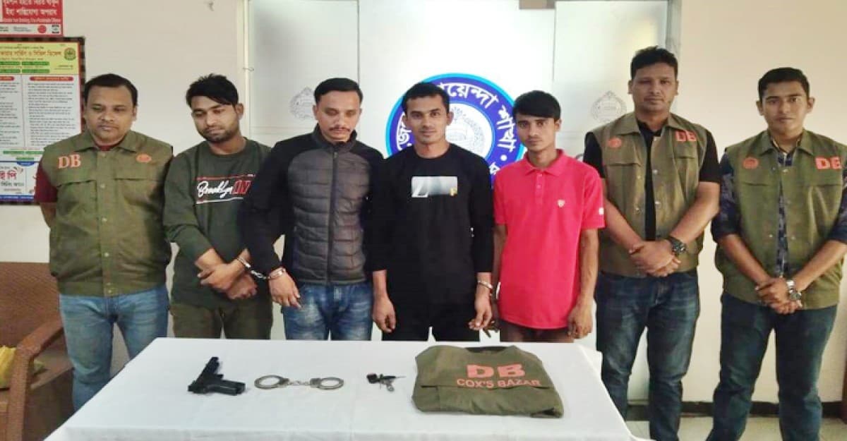 ডিবি পরিচয় দানকারি প্রতারক চক্রের ৪ সদস্য আটক