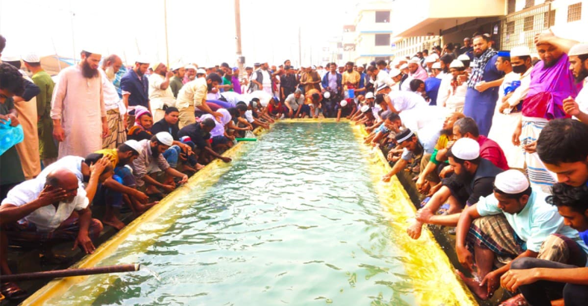 মুসল্লিরা জুমার নামাজ আদায়ের আগে ওযু করতে ব্যস্ত