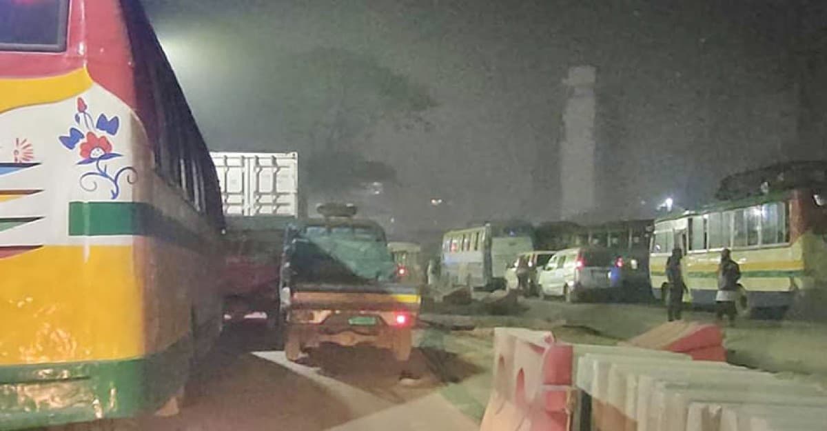 রাতেও বিমানবন্দর সড়কে তীব্র যানজট, দুর্ভোগে সাধারণ মানুষ