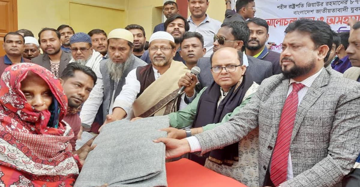 ফুলবাড়িয়ায় অসহায় দুস্তদের মাঝে শীতবস্ত্র বিতরণ