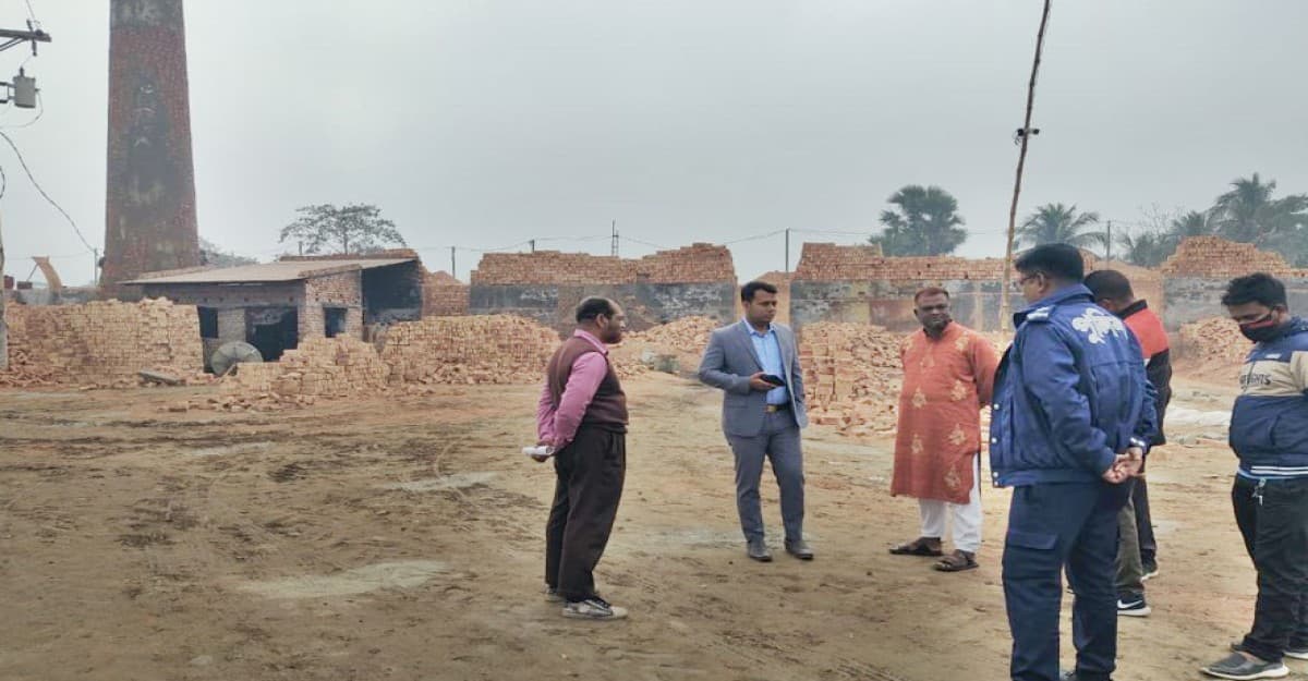 অবৈধ ইটভাটা ভেঙে দিল ভ্রাম্যমান আদালত