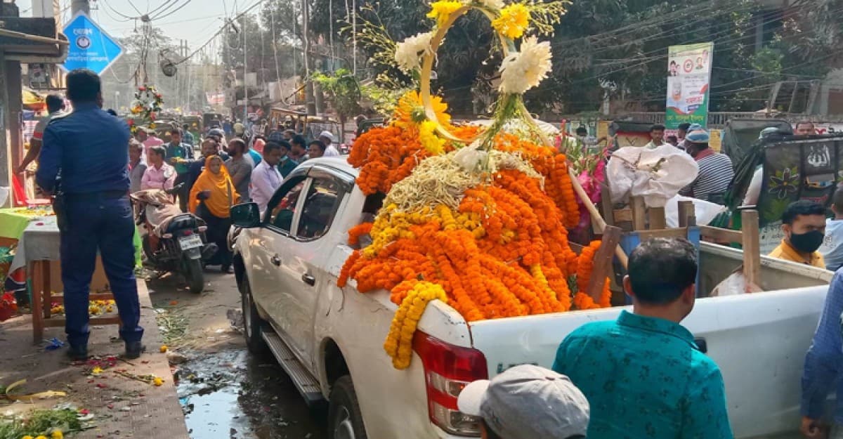 বিশ্ব ভালবাসা দিবসে ফুলের দোকানে ভ্রাম্যমাণ আদালতের অভিযান