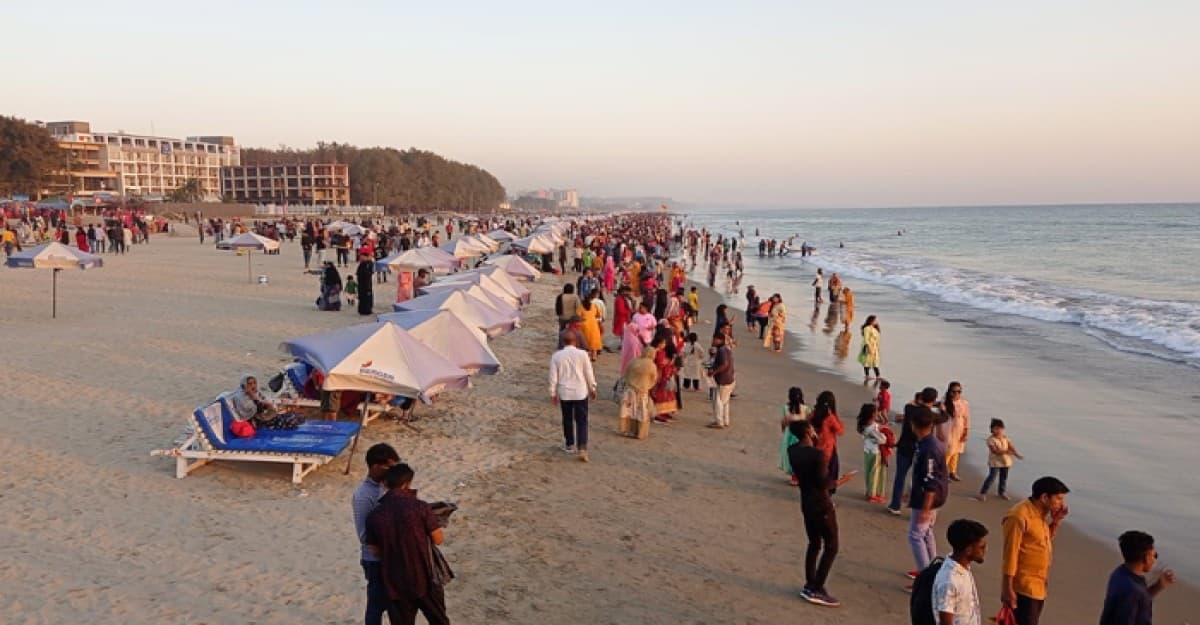 কাংখিত পর্যটক না আসলেও সৈকতে বসন্ত ও ভালোবাসার ছোঁয়া