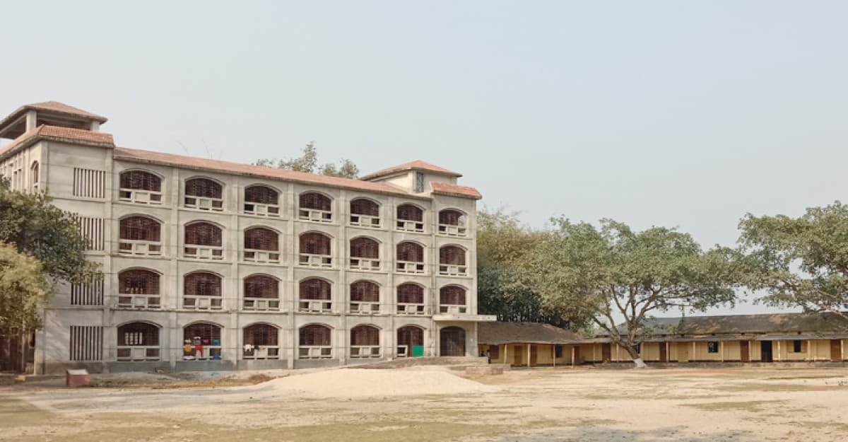 দুই অধ্যক্ষের টানাটানিতে ১১ মাস ধরে কলেজের বেতন বন্ধ