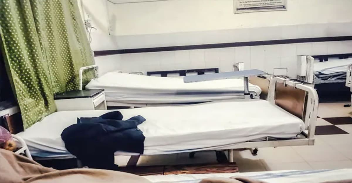 পাকিস্তানে ওষুধের হাহাকার, হচ্ছেনা অস্ত্রোপচার