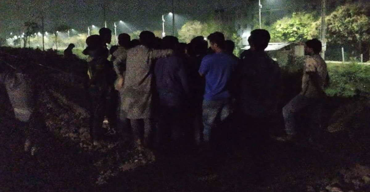 রাবি শিক্ষার্থীদের রেললাইন অবরোধ, ট্রেন চলাচল বন্ধ