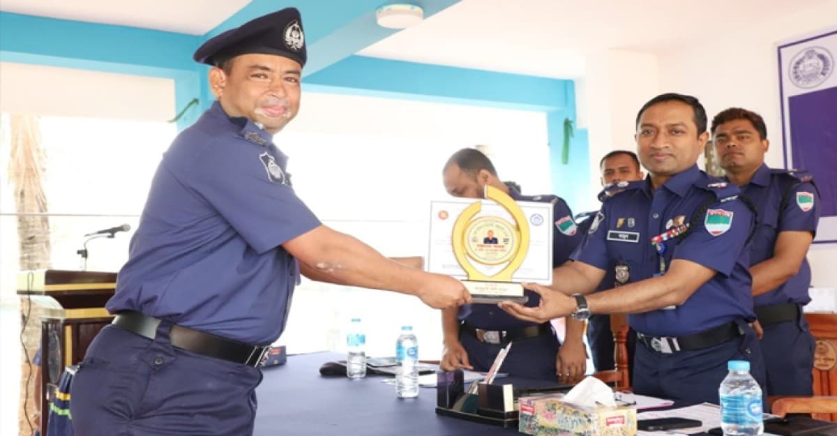 চুয়াডাঙ্গা জেলায় তৃয়ীয়বারের মতো শ্রেষ্ঠ ওসি হলেন লুৎফুল কবির