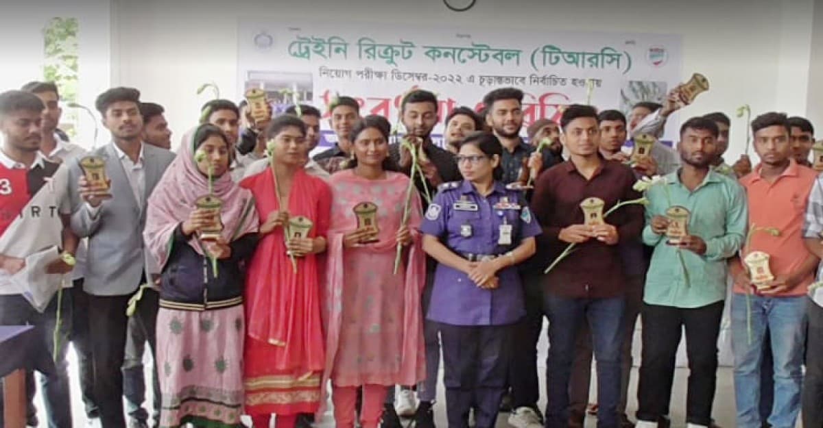 ১২০ টাকায় পুলিশের চাকরি পেল নড়াইলের ২৭ জন