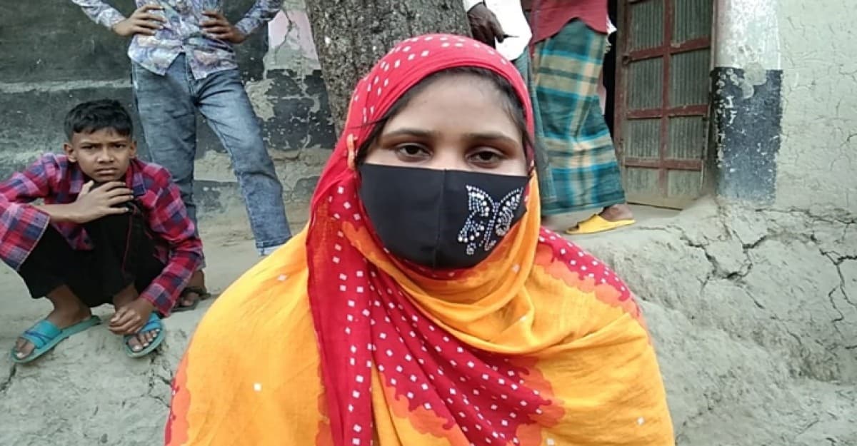 বিয়ের দাবিতে ছেলের বাড়ীতে মেয়ের অনশন