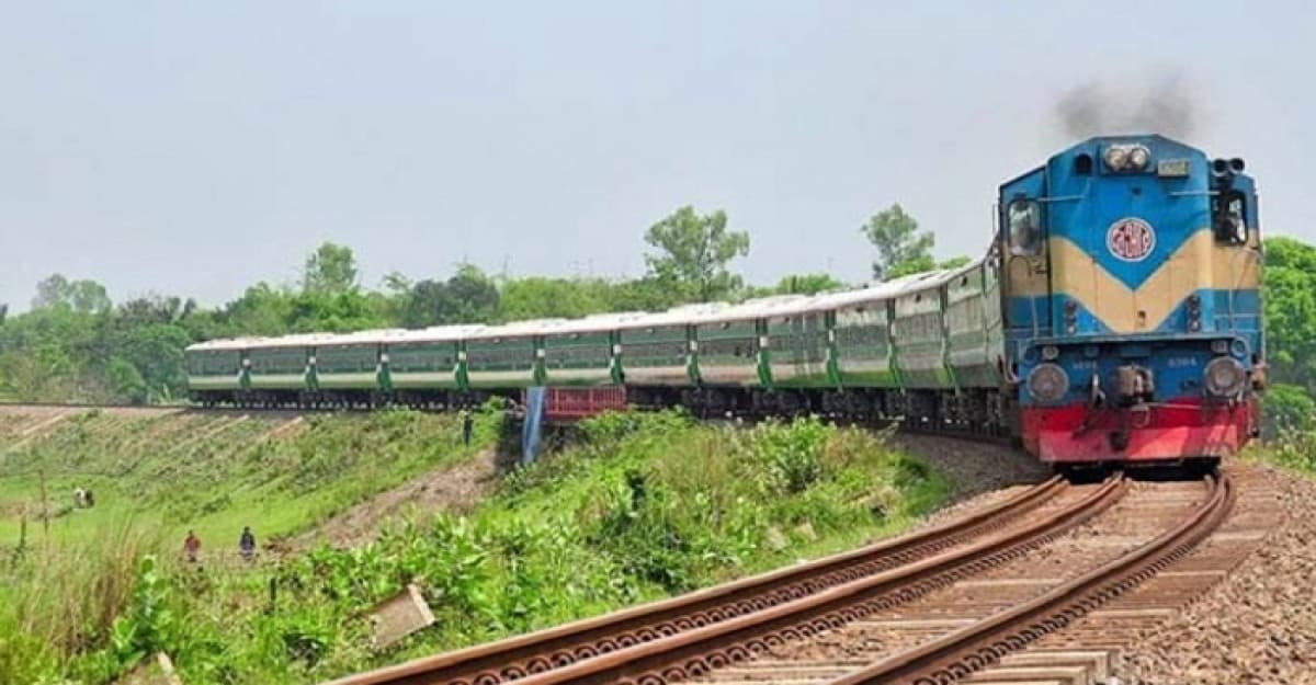 জয়পুরহাটে ট্রেনের ধাক্কায় দুই জনের মৃত্যু