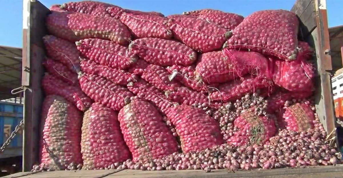 হিলি বন্দরে পেঁয়াজের কেজি ২৫ টাকা