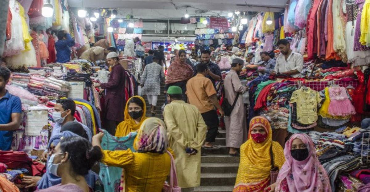 রাজধানীতে জমে উঠেছে ঈদের কেনাকাটা