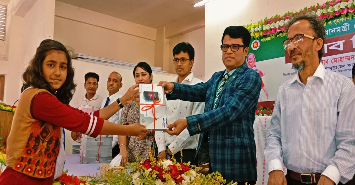 মহম্মদপুরে শিক্ষার্থীদের মাঝে প্রধানমন্ত্রীর উপহারের ট্যাব বিতরণ