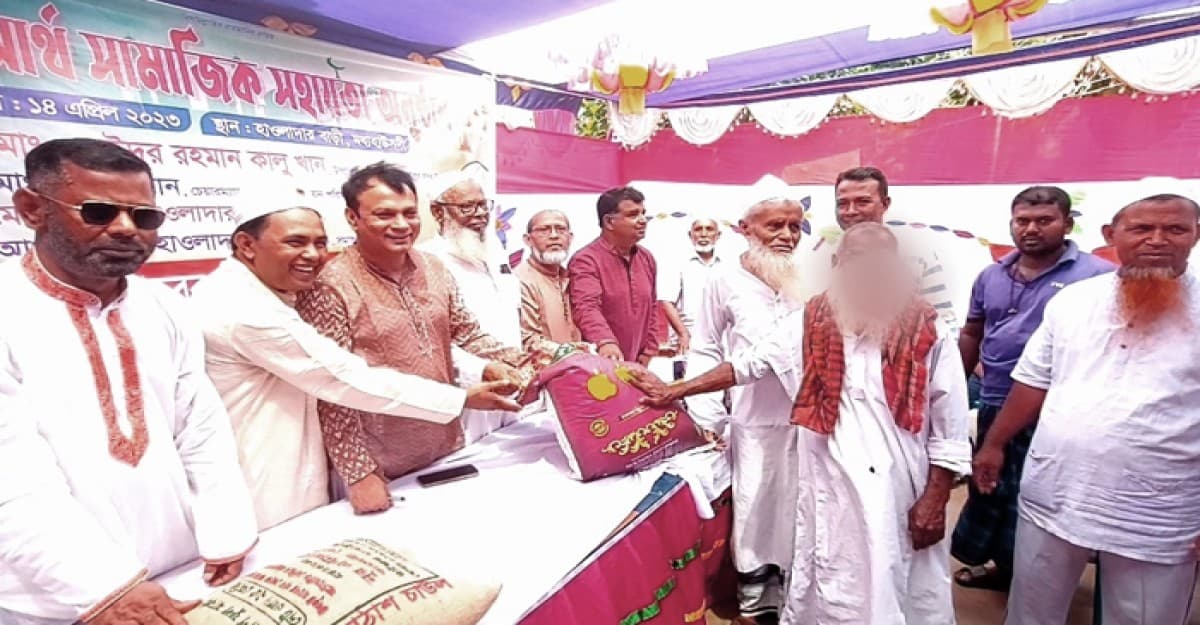 মাদারীপুরে ৫ শতাধিক মানুষের মাঝে ঈদ খাদ্য সামগ্রী ,শাড়ি, লুঙ্গি বিতরণ